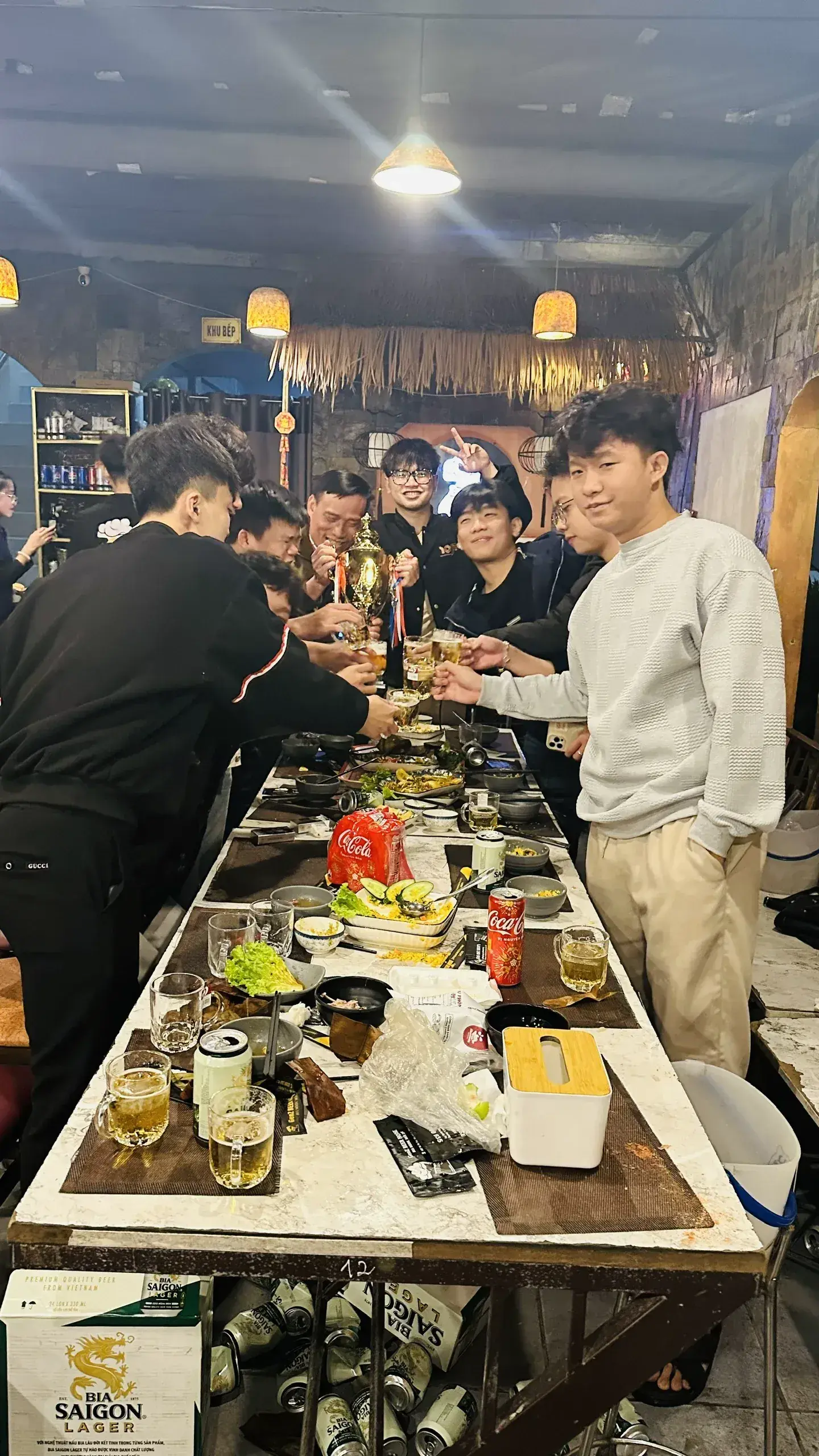 Nhóm bạn trẻ cụng ly bia tại Z-BEER
