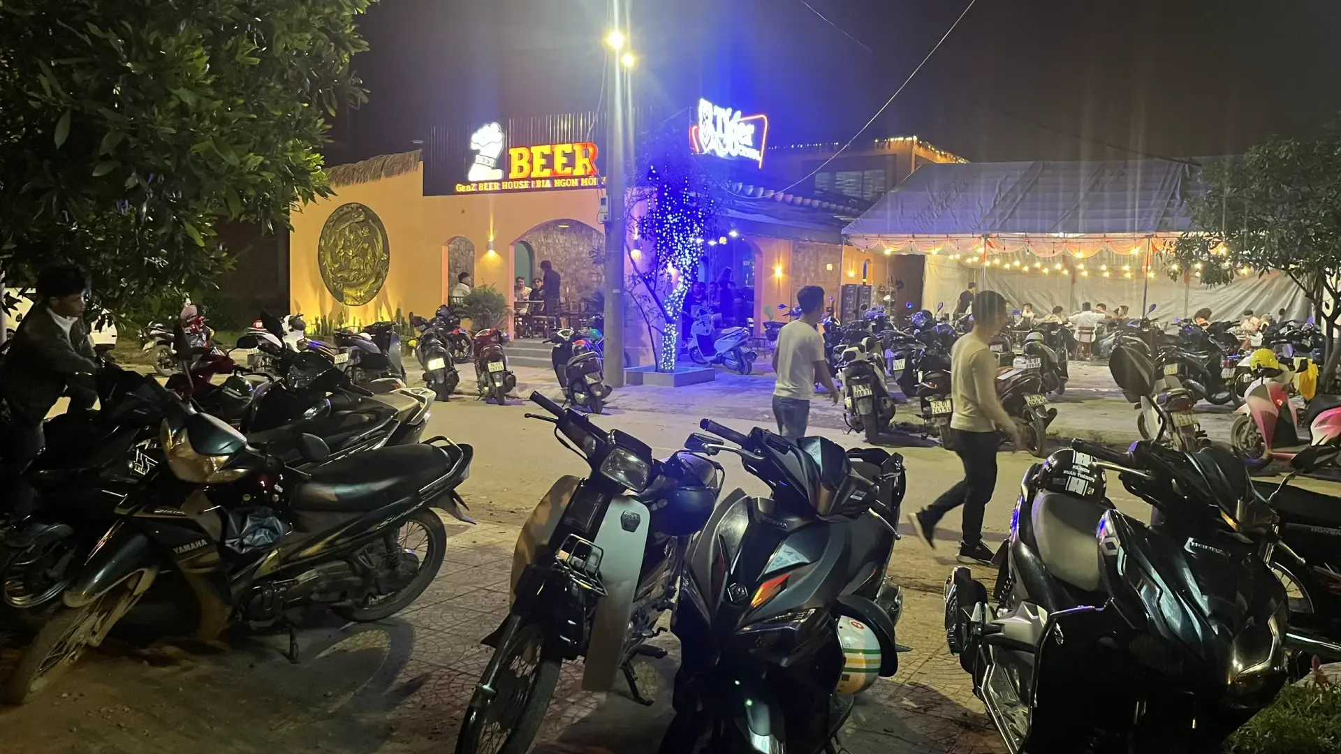 Bãi xe máy Z-BEER đông đúc buổi tối