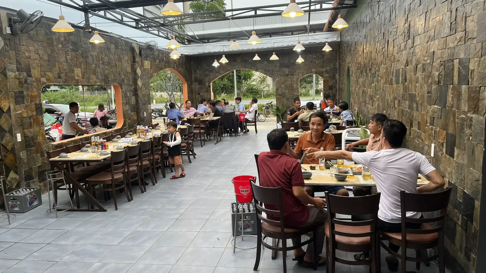 Sảnh chính Z-BEER ban ngày đông khách