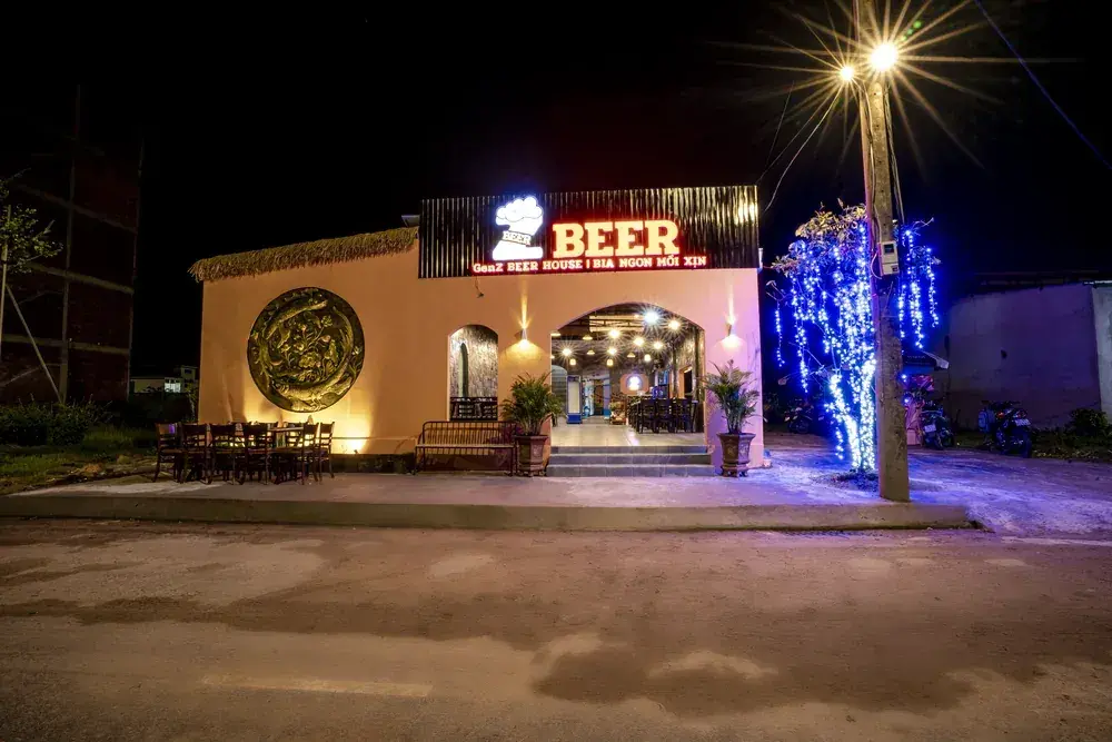 Mặt tiền Z-BEER Quảng Trị về đêm với đèn LED xanh