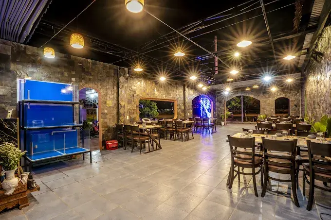 Sảnh chính Z-BEER ban đêm với hồ cá lớn