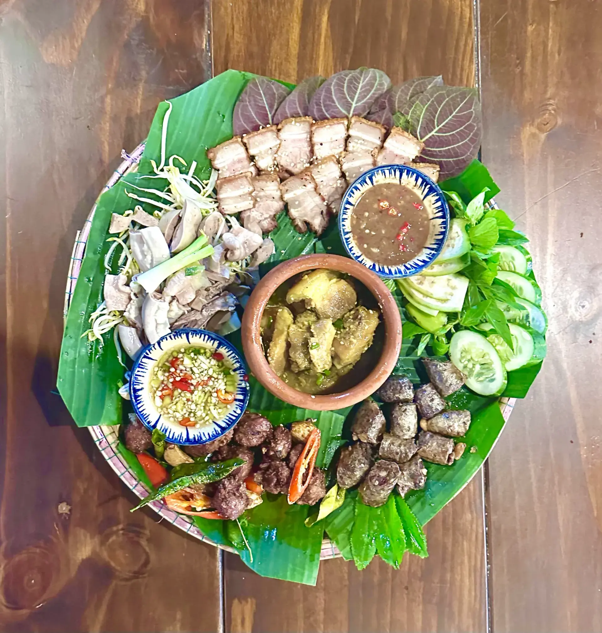 Mẹt Heo 5 Món - Mẹt heo đặc sản: 5 món chế biến từ heo bày trên lá chuối truyền thống. Chỉ phục vụ T5-T6-T7.