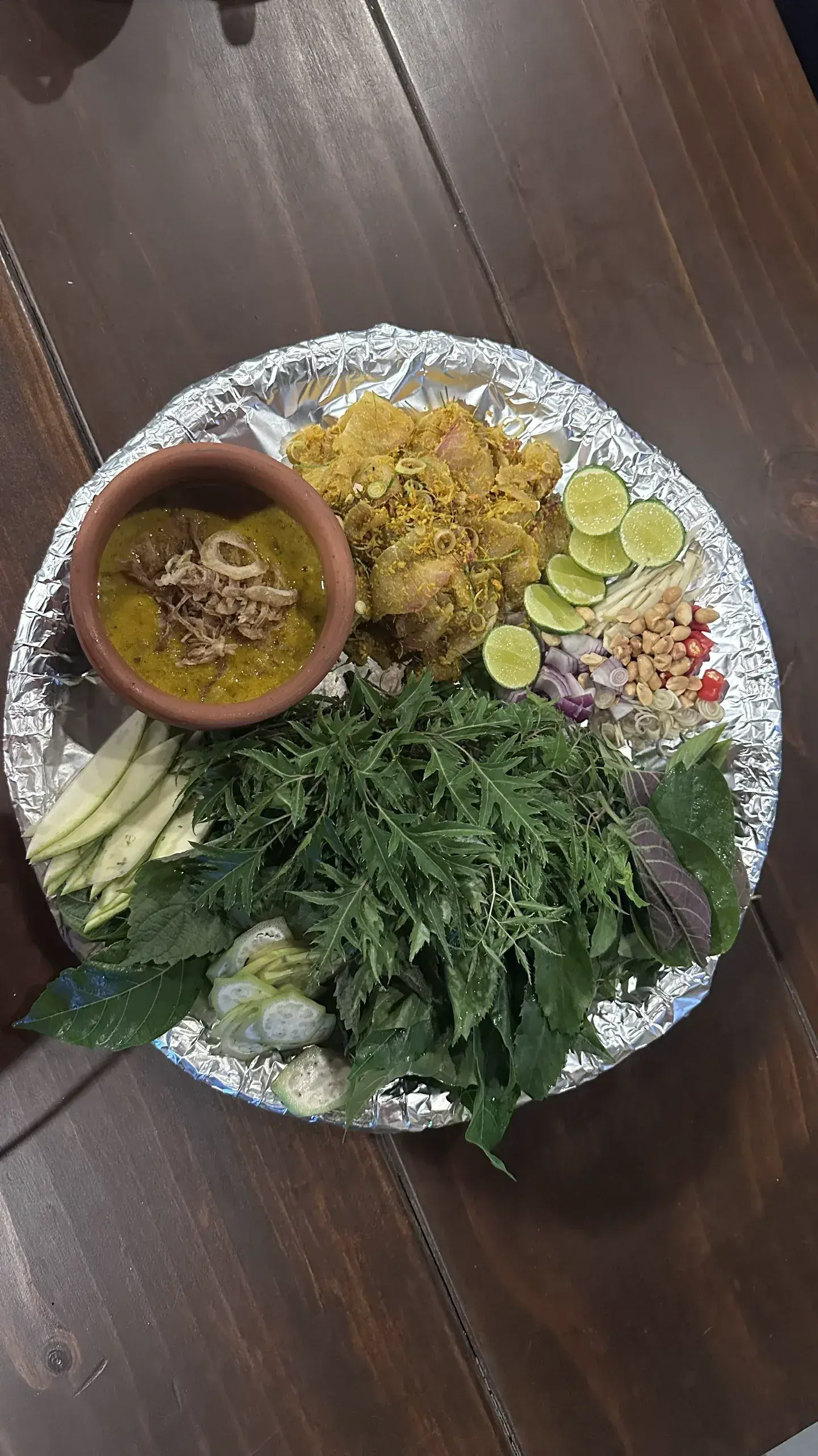 Gỏi Cá Trắm - Gỏi cá trắm tươi, cuốn rau rừng, chấm mắm đặc biệt — đặc sản miền Trung. Chỉ phục vụ T5-T6-T7.