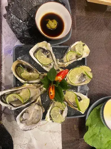 Hàu Nhật Mù Tạt - Hàu Nhật tươi sống ăn kèm mù tạt cay nồng, chanh tươi — hương vị thuần Nhật giữa Quảng Trị.